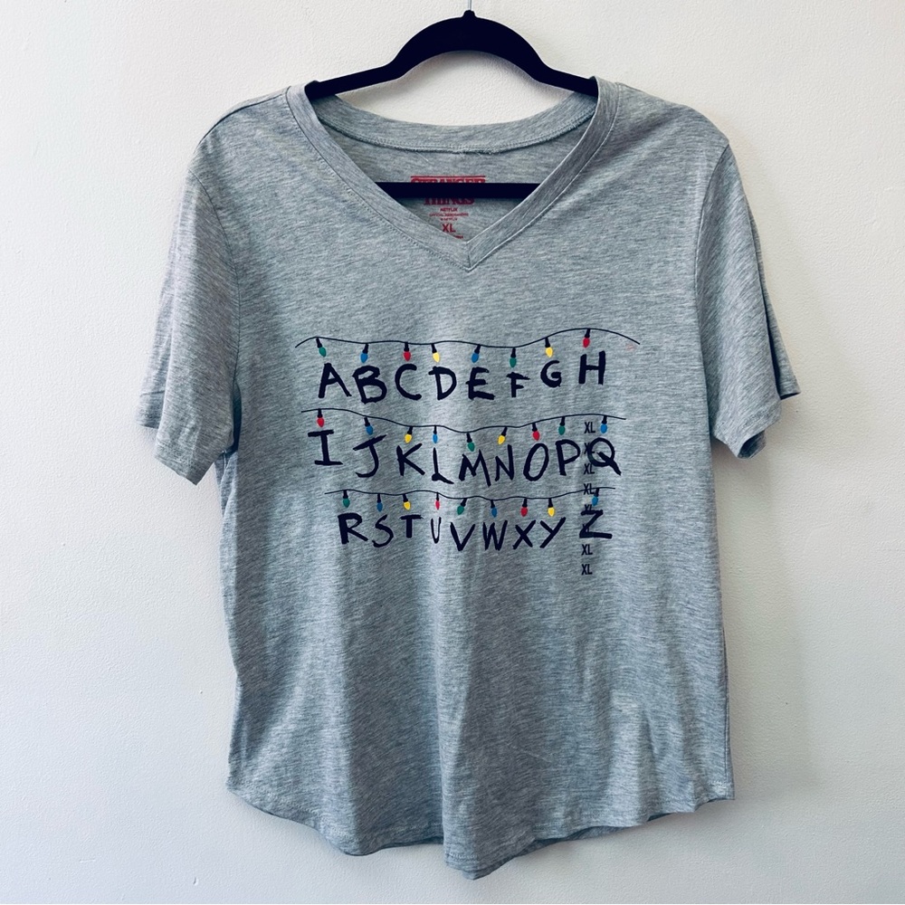 Stranger Things Christmas Lights Alphabet Wall V neck t’shirt size XL